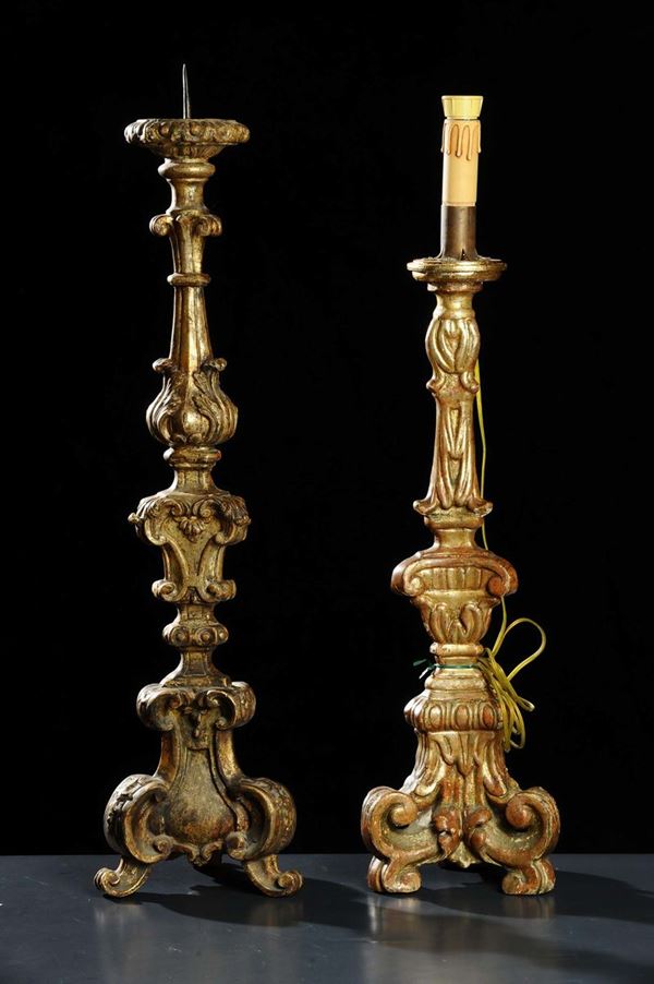 Due candelieri in legno intagliato e dorato