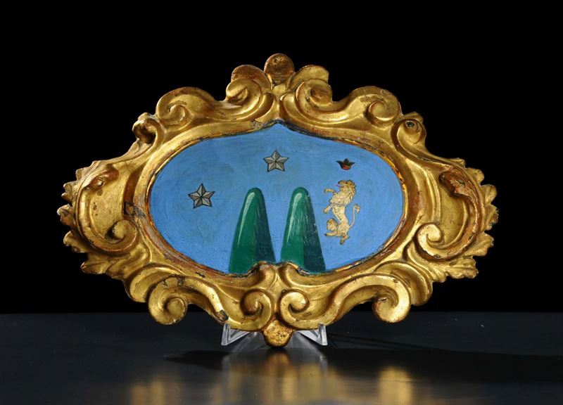 Stemma in legno intagliato e dorato, XX secolo  - Asta Antiquariato, Argenti e Dipinti Antichi - Cambi Casa d'Aste