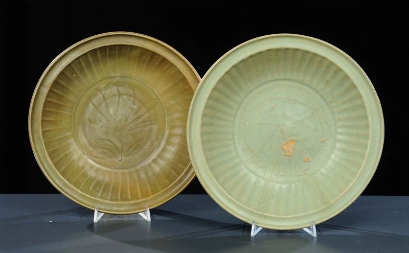 Insieme di tre piatti in porcellana Celadon, Cina dinastia Qing  - Asta Arte Orientale - Cambi Casa d'Aste