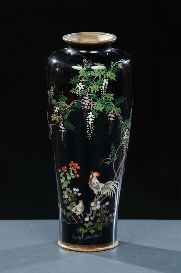 Vasetto cloisonnè nero con galli e fiori, Giappone XX secolo