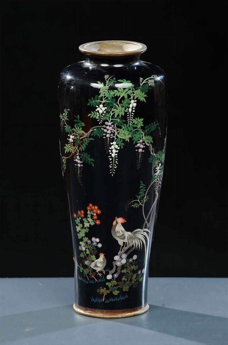 Vasetto cloisonnè nero con galli e fiori, Giappone XX secolo  - Asta Arte Orientale - Cambi Casa d'Aste