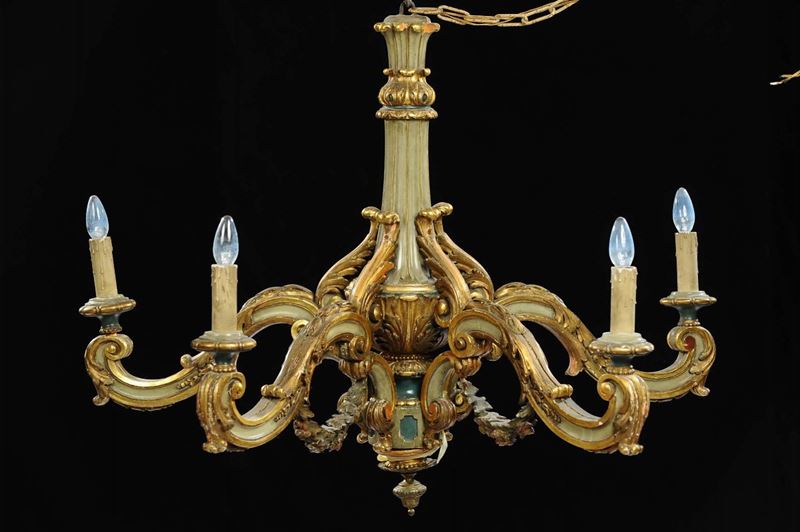 Lampadario in legno a cinque luci in legno intagliato e laccato, inizio XX secolo  - Auction OnLine Auction 12-2011 - Cambi Casa d'Aste