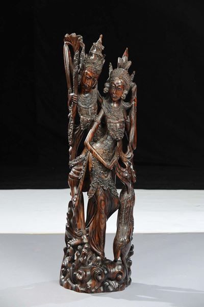 Statua in Legno Intagliato con Personaggi Orientali