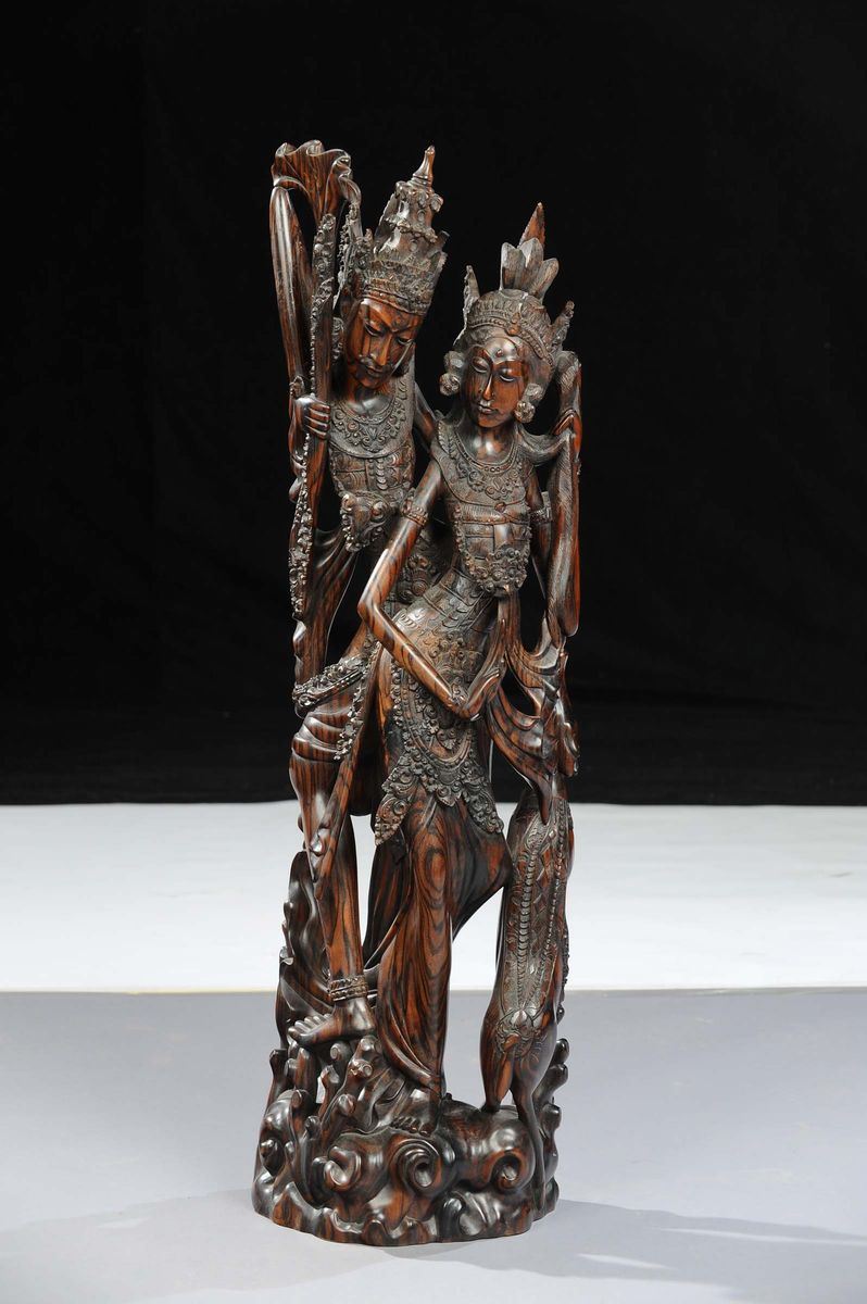 Statua in legno intagliato con personaggi orientali  - Auction OnLine Auction 12-2011 - Cambi Casa d'Aste
