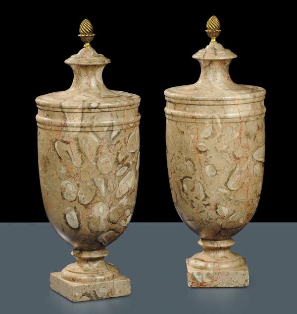 Coppia di vasi in lumachella, XIX secolo
