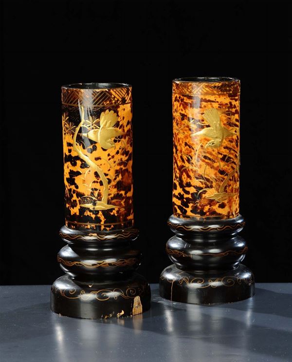 Coppia di vasi in legno lastronati in tartaruga e dipinti in oro