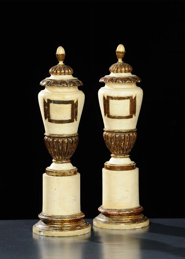 Coppia di vasi in legno laccato e dorato, XIX secolo