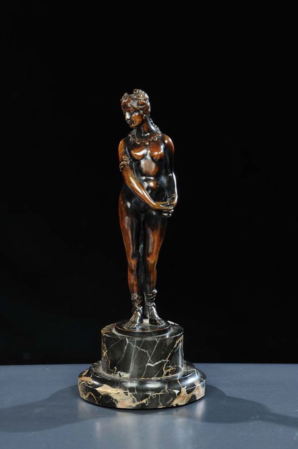 Scultura in bronzo raffigurante figura femminile, XIX secolo