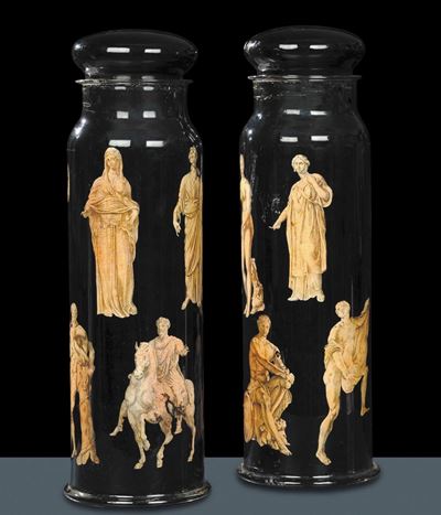 Coppia di Vasi Cilindrici in Vetro con Coperchio Decorati Ad Arte Povera con Soggetti di Sculture...