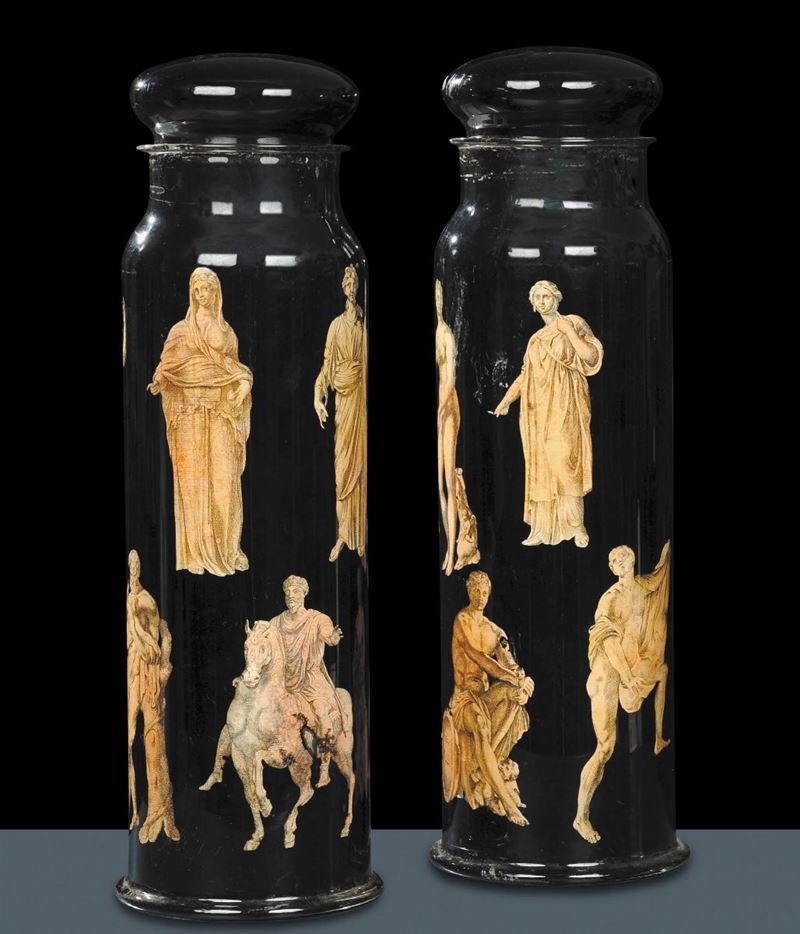 Coppia di vasi cilindrici in vetro con coperchio decorati ad arte povera con soggetti di sculture dellÕantichitˆ classica, Inghilterra, XIX secolo  - Asta Antiquariato, Argenti e Dipinti Antichi - Cambi Casa d'Aste