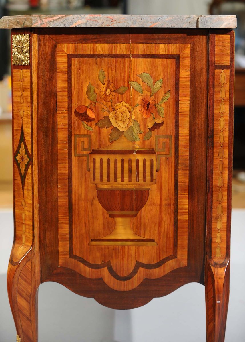 Commode di Epoca Transizione Luigi XV- Luigi XVI Intarsiato in Legni Pregiati, Francia, 1765-1775