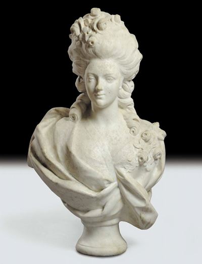 Scultura in Marmo Bianco Raffigurante Busto di Gentildonna con Acconciatura e Vestito Drappeggiat...