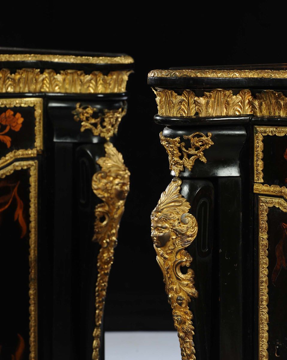 Coppia di Angoliere Ad un'anta in Legno Ebanizzato ed Intarsiato, Francia XVIII Secolo