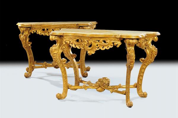 Coppia di console Luigi XV in legno intagliato e dorato, una del XVIII secolo