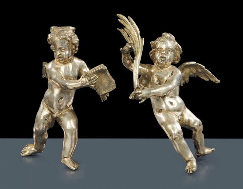 Due angeli in argento reggenti simboli della Passione, Italia XVIII secolo  - Asta Antiquariato, Argenti e Dipinti Antichi - Cambi Casa d'Aste