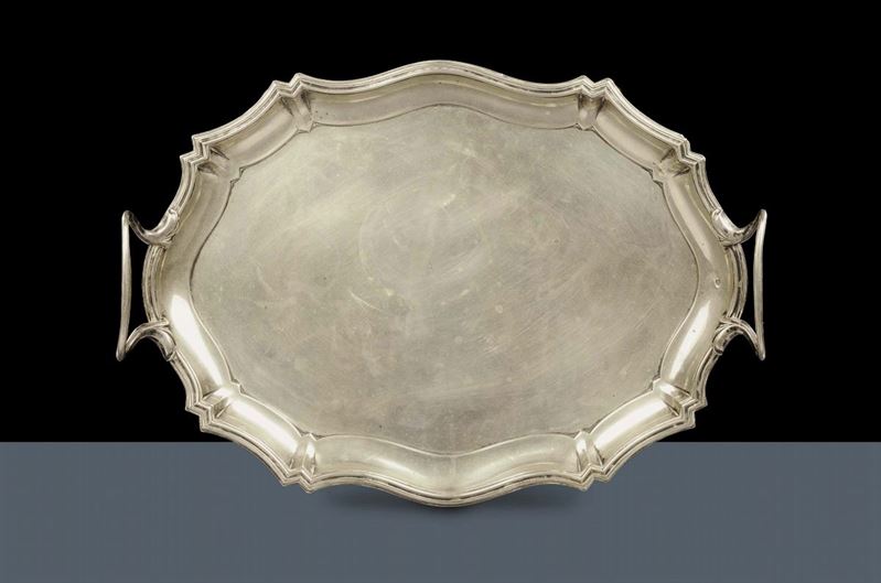Vassoio in argento sagomato a due manici, Firenze XVIII secolo  - Asta Antiquariato, Argenti e Dipinti Antichi - Cambi Casa d'Aste