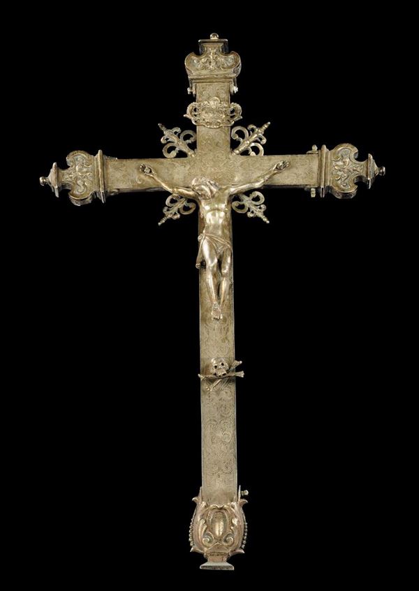 Grande croce con crocifisso in argento riccamente incisa, Napoli? fine XVII secolo