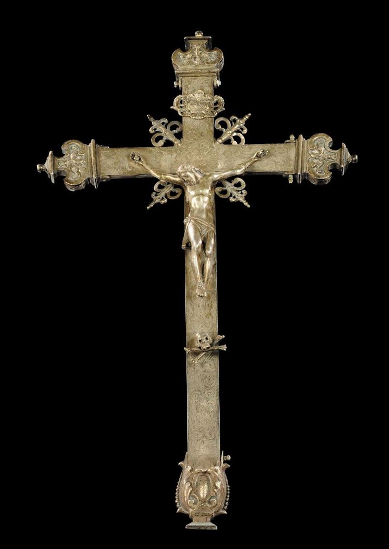 Grande croce con crocifisso in argento riccamente incisa, Napoli? fine XVII secolo  - Auction Antiquariato, Argenti e Dipinti Antichi - Cambi Casa d'Aste