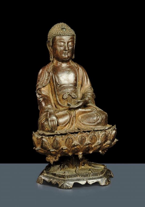 Buddha in bronzo a patina scura seduto su un fiore di loto, Cina epoca Ming