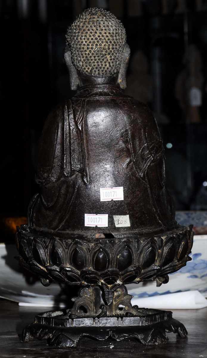 Buddha in Bronzo a Patina Scura Seduto su un Fiore di Loto, Cina Epoca Ming