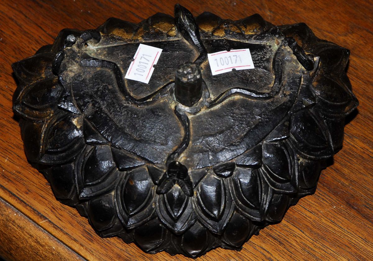 Buddha in Bronzo a Patina Scura Seduto su un Fiore di Loto, Cina Epoca Ming