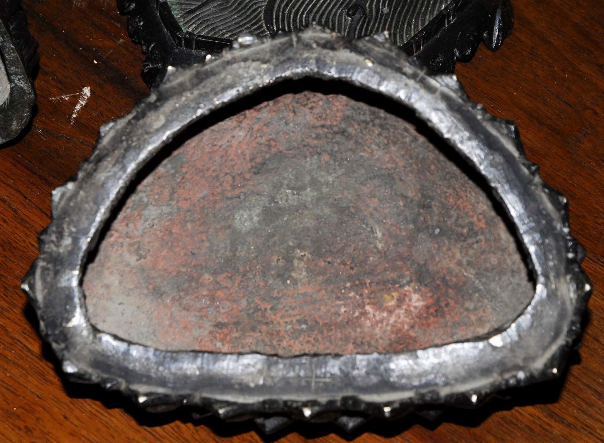 Buddha in Bronzo a Patina Scura Seduto su un Fiore di Loto, Cina Epoca Ming