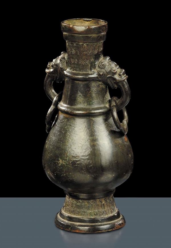 Vaso biansato in bronzo a patina scura, XVIII secolo
