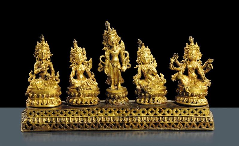 Gruppo di cinque piccole divinità dorate, Nepal fine XVIII secolo  - Asta Arte Orientale - Cambi Casa d'Aste