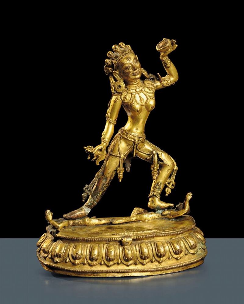 Dakini danzante su base a fior di loto in bronzo dorato, Tibet XVII-XVIII secolo  - Asta Arte Orientale - Cambi Casa d'Aste