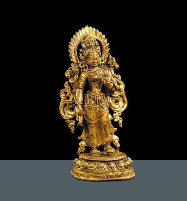 Elegante figura femminile in bronzo dorato, Nepal XVII-XVIII secolo