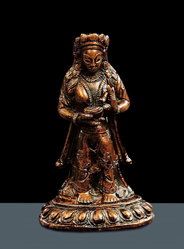 Elegante figura femminile in piedi in rame massiccio, Nepal XVIII-XIX secolo
