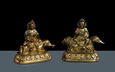 Coppia di Bronzetti Raffiguranti Due Divinità Sedute su Due Animali Fantastici, Cina XVIII-XIX Se...