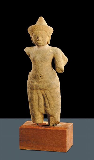 Piccola Figura Maschile in Pietra Arenaria Rosa, Arte Khmer, Periodo di Angkor Vat