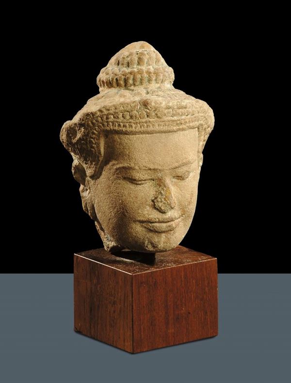 Testa maschile di scavo in pietra arenaria, arte Khmer, periodo di Angkor Vat