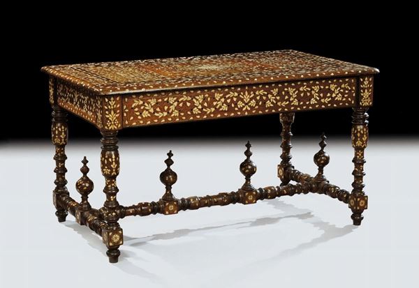 Tavolo da centro interamente lastronato ed intarsiato in avorio, Spagna XVIII secolo