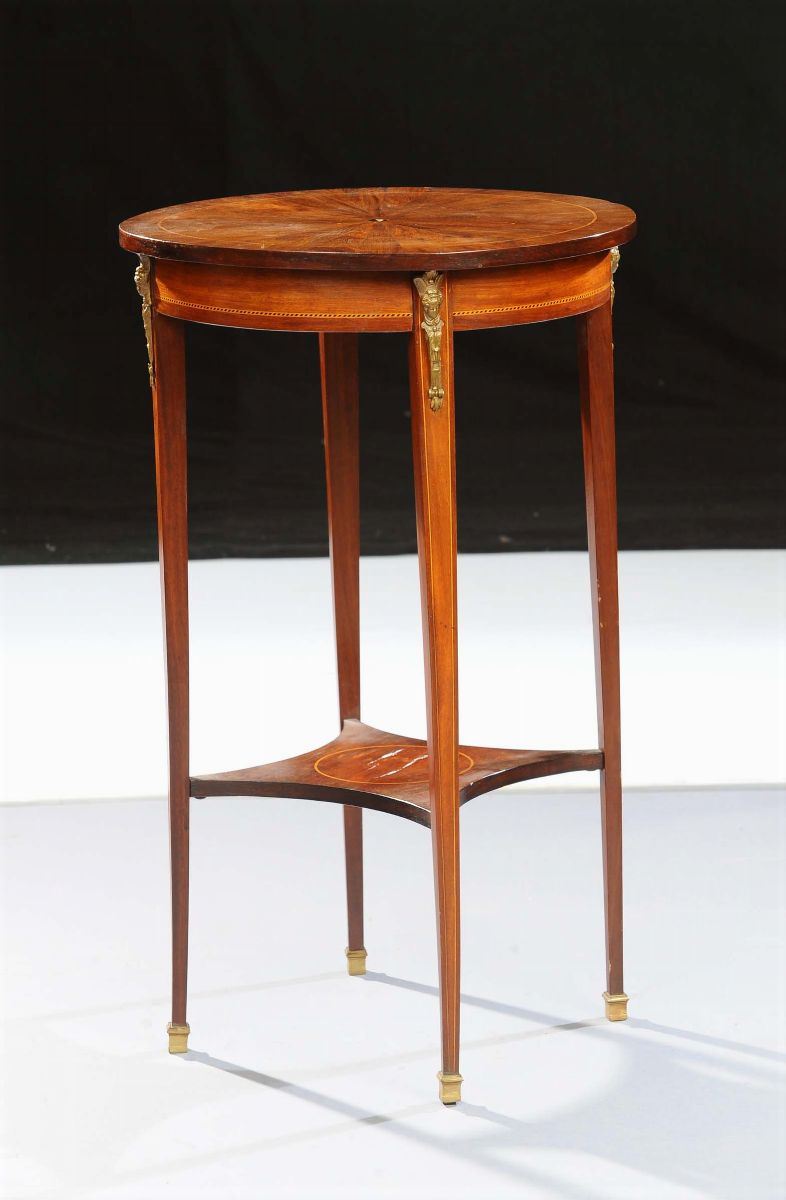 Tavolino circolate interamente lastronato, inizio XX secolo  - Auction Antiquariato, Argenti e Dipinti Antichi - Cambi Casa d'Aste