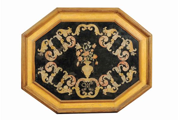 Grande pannello in scagliola ottagonale decorata in policromia a motivi vegetali,  XVIII secolo