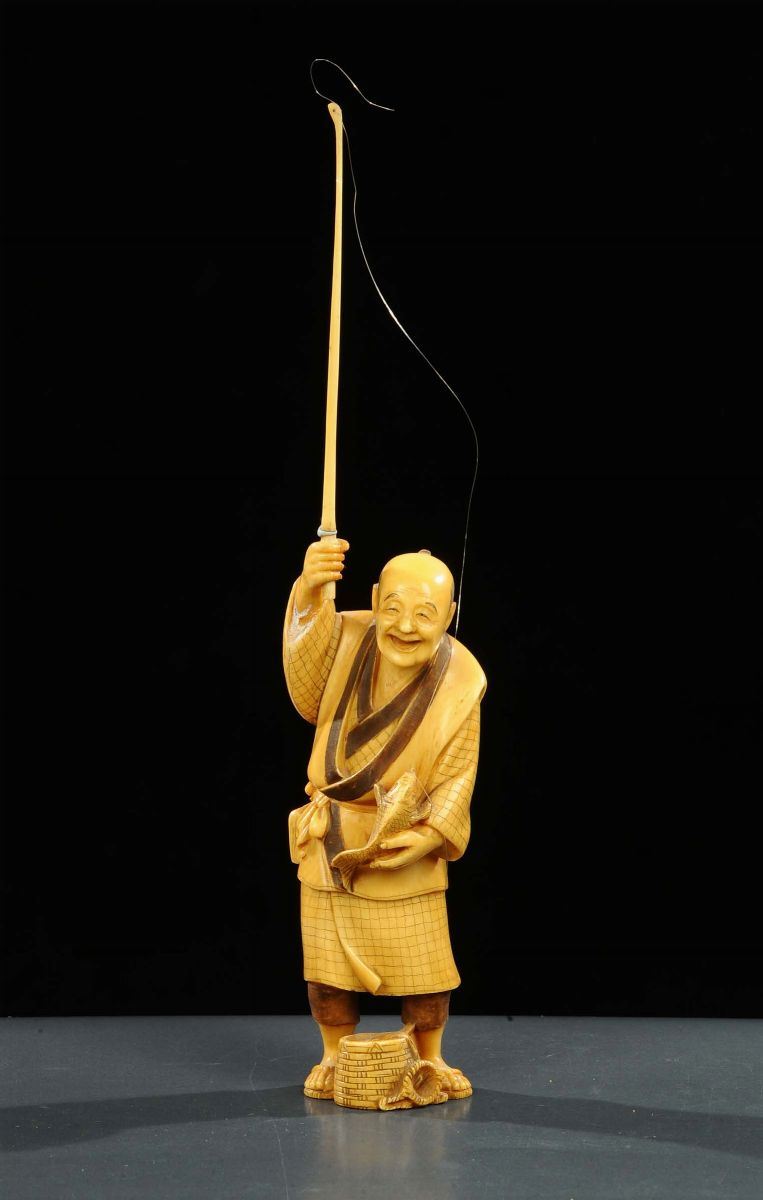Figura di pescatore in avorio, Giappone inizio XX secolo  - Asta Arte Orientale - Cambi Casa d'Aste