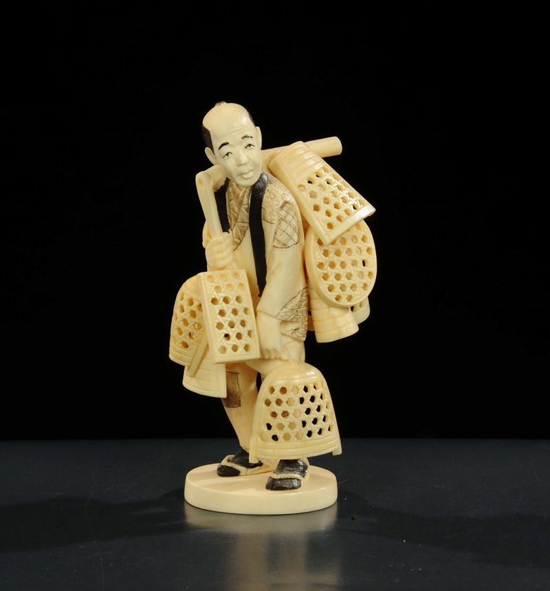 Statuina in avorio raffigurante ambulante orientale, Giappone  - Auction Oriental Art - Cambi Casa d'Aste