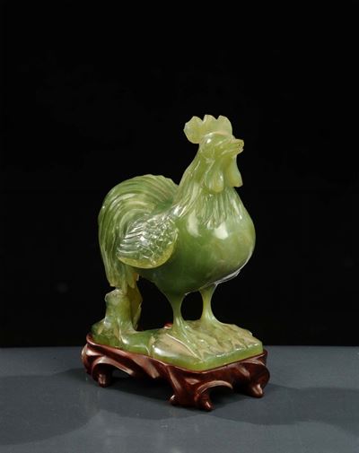Scultura in Pietra Dura Raffigurante Gallo su Base in Legno, Cina