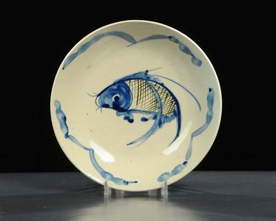 Piatto in Ceramica con Carpa, Cina XVIII Secolo