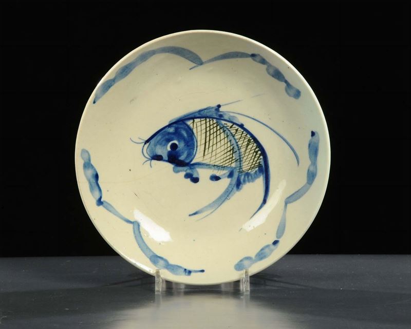 Piatto in ceramica con carpa, Cina XVIII secolo  - Asta Arte Orientale - Cambi Casa d'Aste
