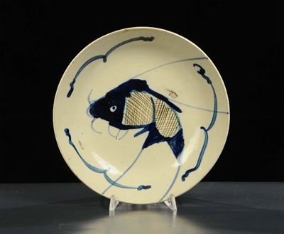 Piatto in Ceramica con Carpa, Cina XVII Secolo