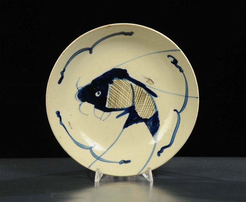 Piatto in ceramica con carpa, Cina XVII secolo  - Asta Arte Orientale - Cambi Casa d'Aste