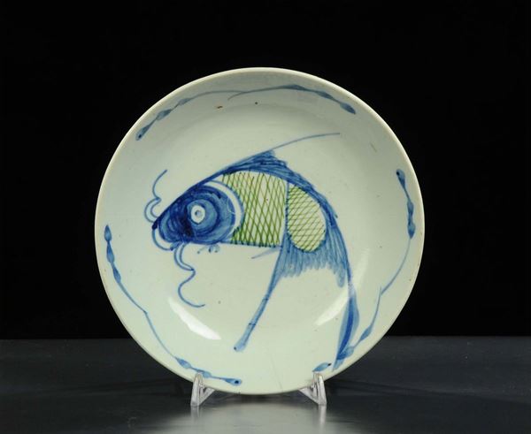 Piatto in ceramica con carpa, Cina XVIII secolo