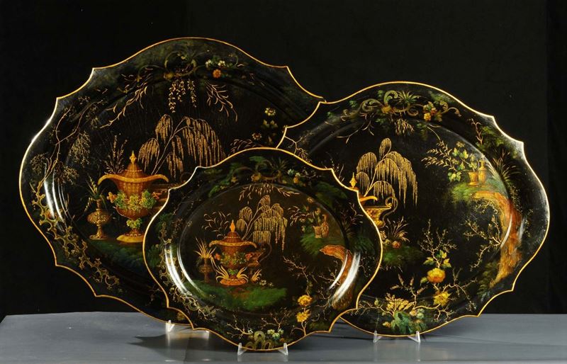 Tre vassoi diversi in legno ebanizzato e laccato a chinoiserie, XIX secolo  - Auction Antiquariato, Argenti e Dipinti Antichi - Cambi Casa d'Aste