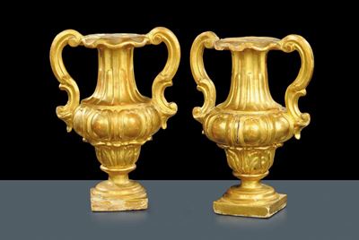 Coppia di Anfore in Legno Intagliato e Dorato, XIX Secolo