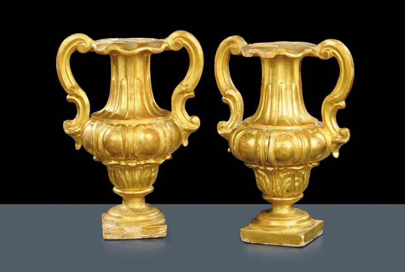 Coppia di anfore in legno intagliato e dorato, XIX secolo  - Asta Antiquariato, Argenti e Dipinti Antichi - Cambi Casa d'Aste