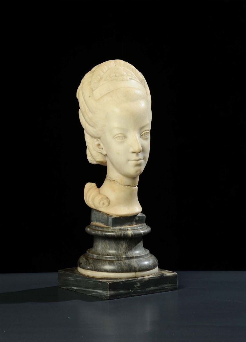 Scultura in marmo bianco raffigurante volto femminile, XIX secolo  - Auction Antiquariato, Argenti e Dipinti Antichi - Cambi Casa d'Aste