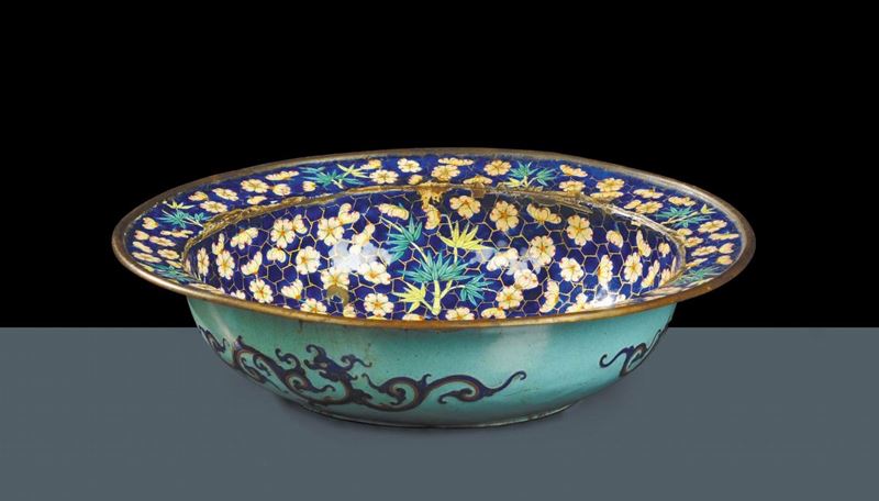 Bacile in smalti policromi, XIX secolo  - Asta Antiquariato, Argenti e Dipinti Antichi - Cambi Casa d'Aste